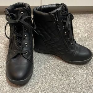 Invisible wedge boots